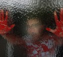 Несовершеннолетняя в Холмске нанесла граффити с запрещённой символикой на фасад дома 