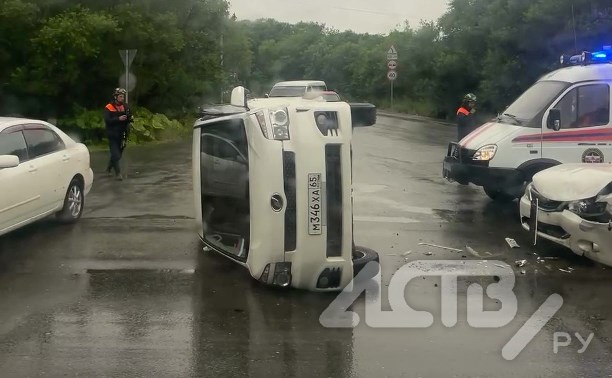 Жёсткое ДТП в Южно-Сахалинске: от удара автомобиль опрокинулся на бок