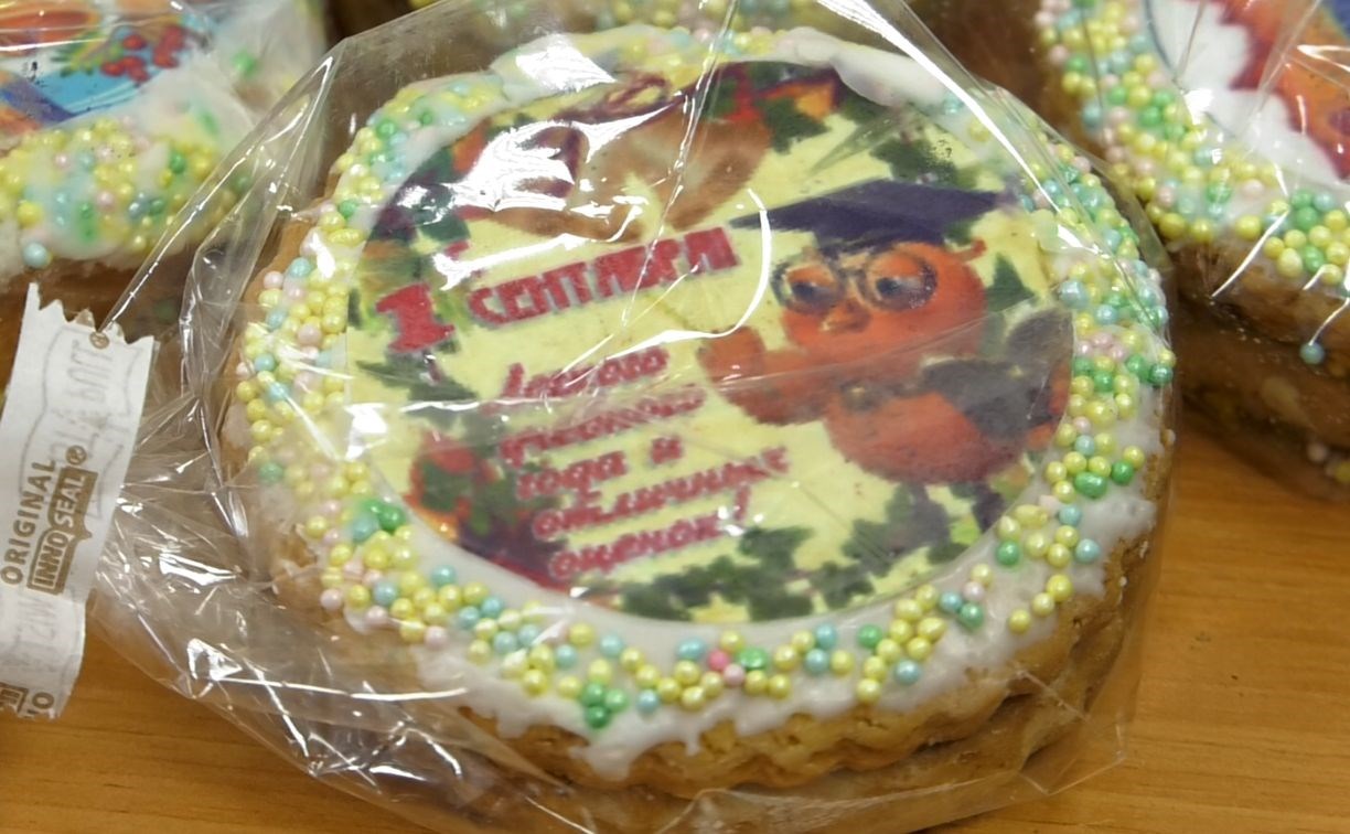 Кондитеры "Фабрики вкуса" поздравили сладкими подарками сахалинских первоклашек