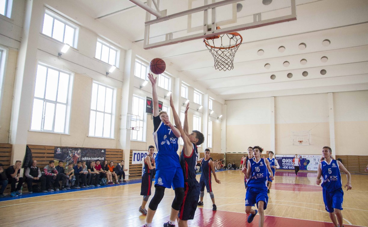 Команды школ Южно-Сахалинска №6 и №18 взяли золото турнира «КЭС-баскет»