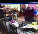 Покупательница присвоила телефон, забытый ребенком на витрине магазина в Троицком