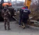 В Южно-Сахалинске вскрыли новый асфальт и сломали бордюры, чтобы починить трубу
