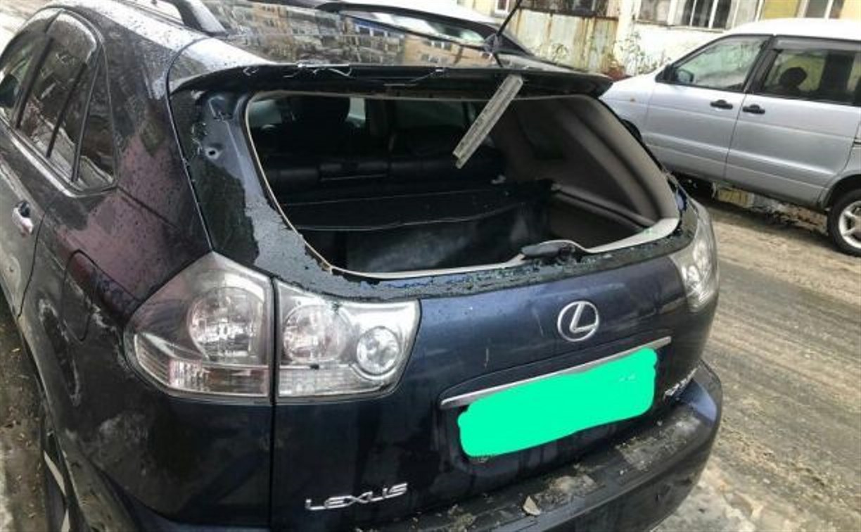 Слетевший с крыши дома шифер разбил Lexus в Южно-Сахалинске