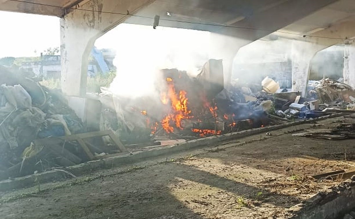 Пожар вспыхнул на заброшенной ферме в Анивском районе