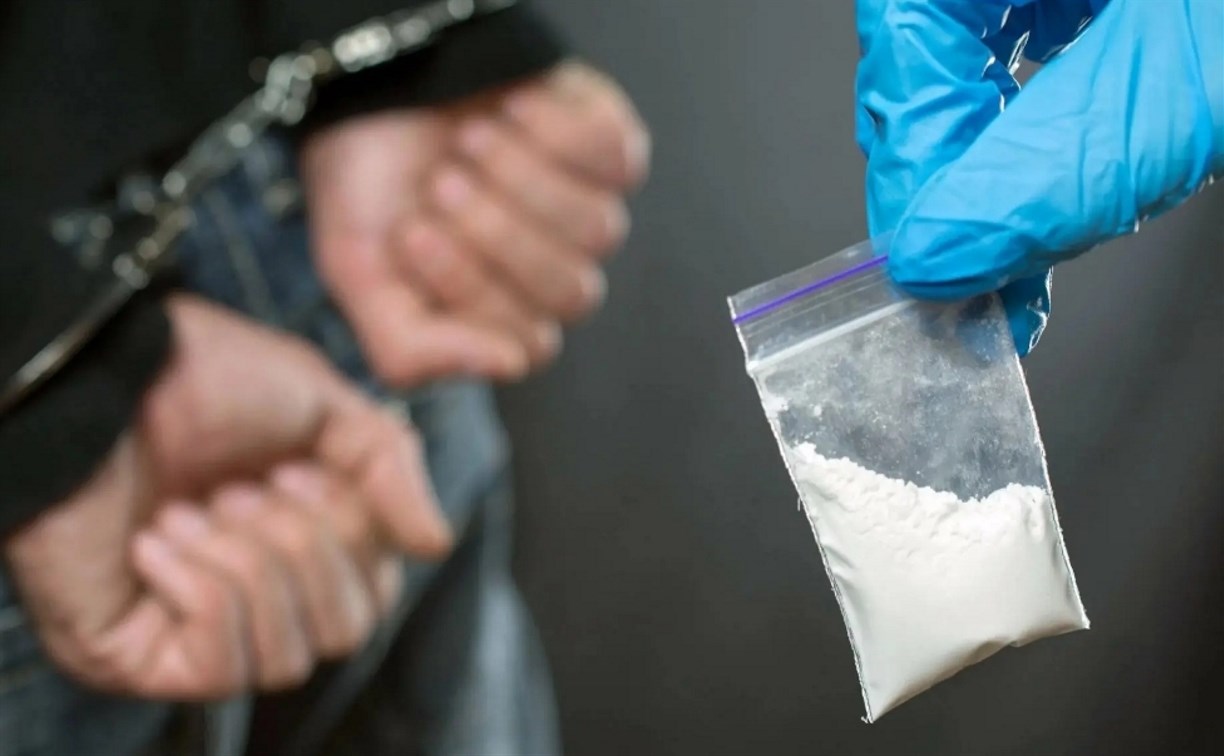 Водитель на Сахалине спрятал наркотики в сигареты, но все равно попался инспекторам 