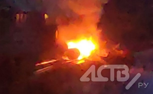 Пожар возник при столкновении пассажирского поезда и грузовика на юге Сахалина
