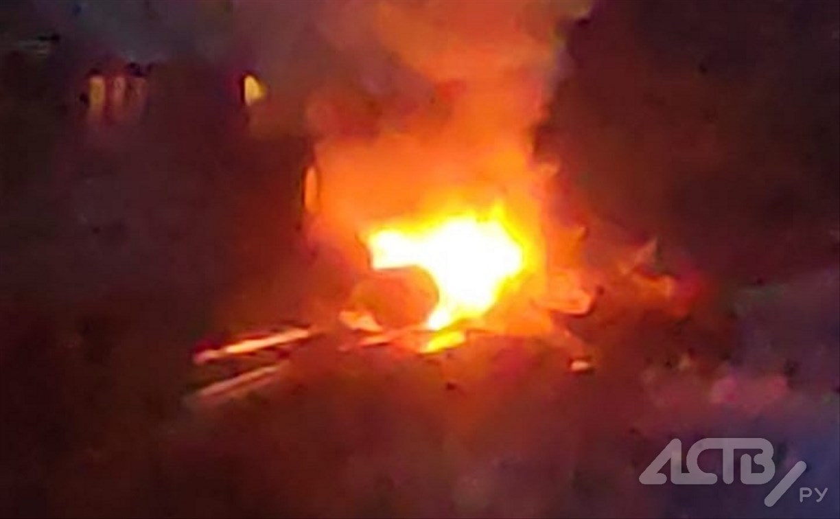 Пожар возник при столкновении пассажирского поезда и грузовика на юге Сахалина