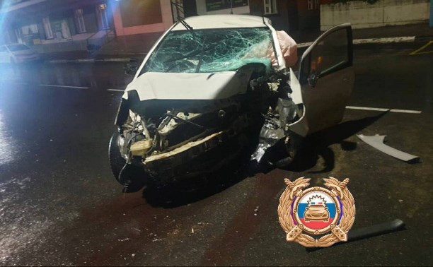 Toyota влетела в опору ЛЭП в Невельске, пострадал водитель