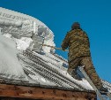 Крыша школы в "аномально снежном поселке" Сахалина требует ремонта