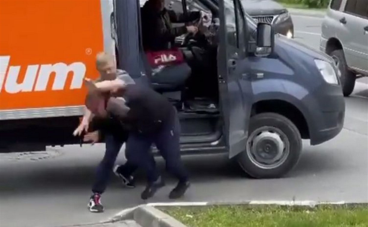 "Доброжелательный" сотрудник доставки на Сахалине начал душить мужчину и выбивать извинения