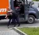 "Доброжелательный" сотрудник доставки на Сахалине начал душить мужчину и выбивать извинения