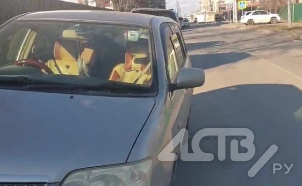 Автохамы заставляют людей ходить по проезжей части около вокзала в Южно-Сахалинске