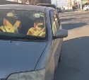 Автохамы заставляют людей ходить по проезжей части около вокзала в Южно-Сахалинске
