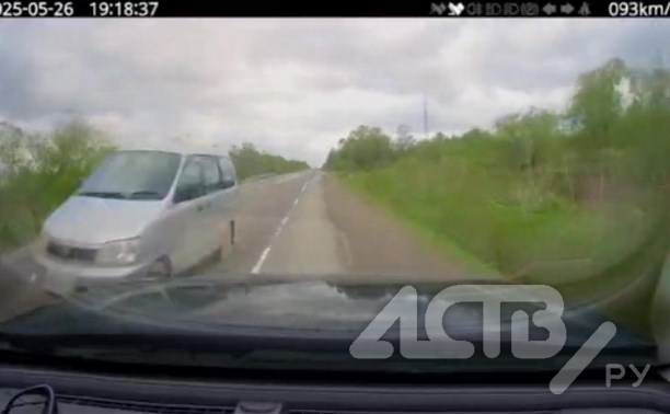 Безумец на микроавтобусе вылетел на встречку прямо перед автомобилем на холмской трассе