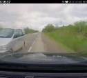 Безумец на микроавтобусе вылетел на встречку прямо перед автомобилем на холмской трассе