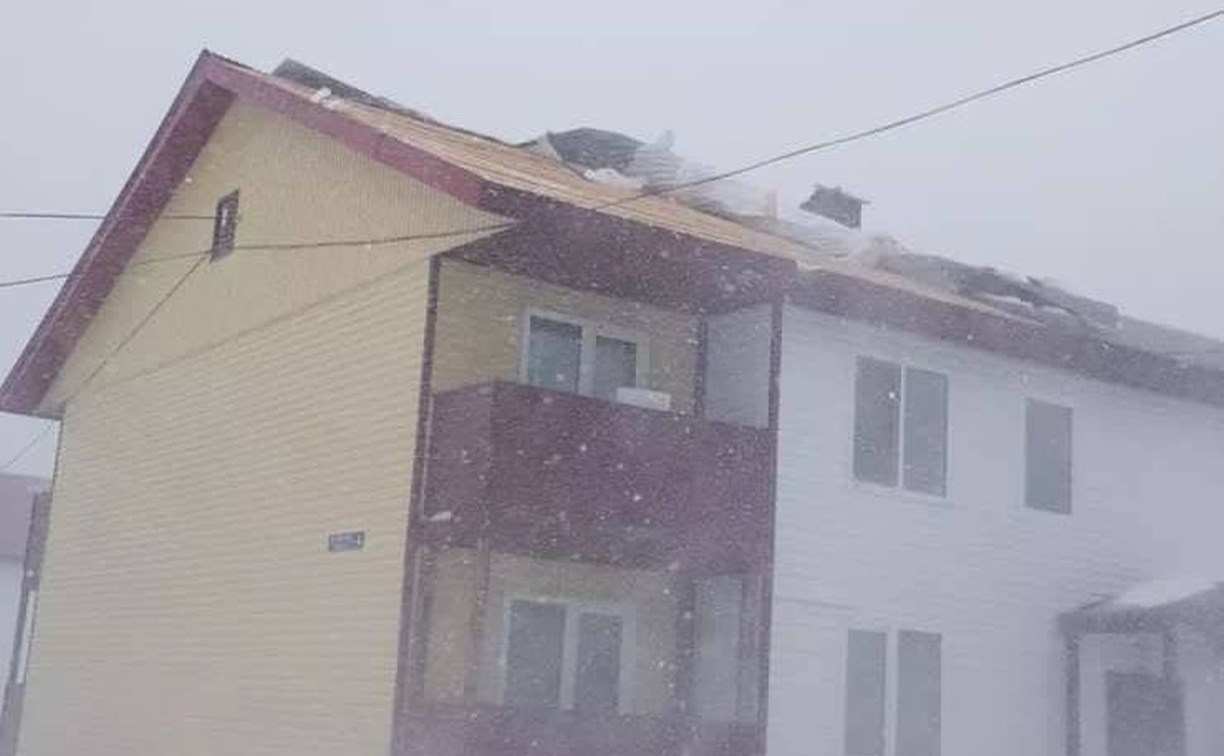 Штормовой ветер повредил крышу дома в Томари