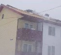 Штормовой ветер повредил крышу дома в Томари