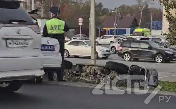 Автомобиль улетел в кювет и перевернулся в Южно-Сахалинске - на месте работает экипаж ДПС