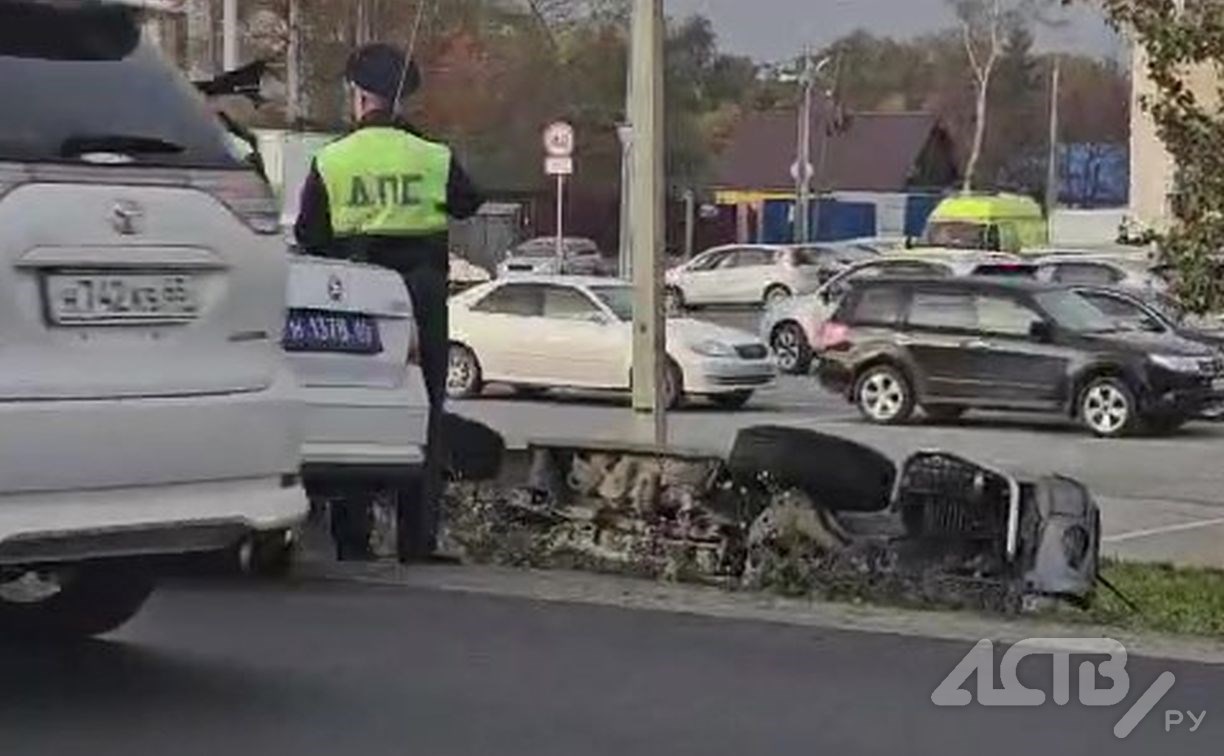 Автомобиль улетел в кювет и перевернулся в Южно-Сахалинске - на месте  работает экипаж ДПС | 16.10.2023 | Южно-Сахалинск - БезФормата