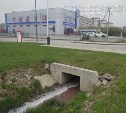 Розовая вонючая жидкость с пеной полилась с территории автоцентра в Южно-Сахалинске 