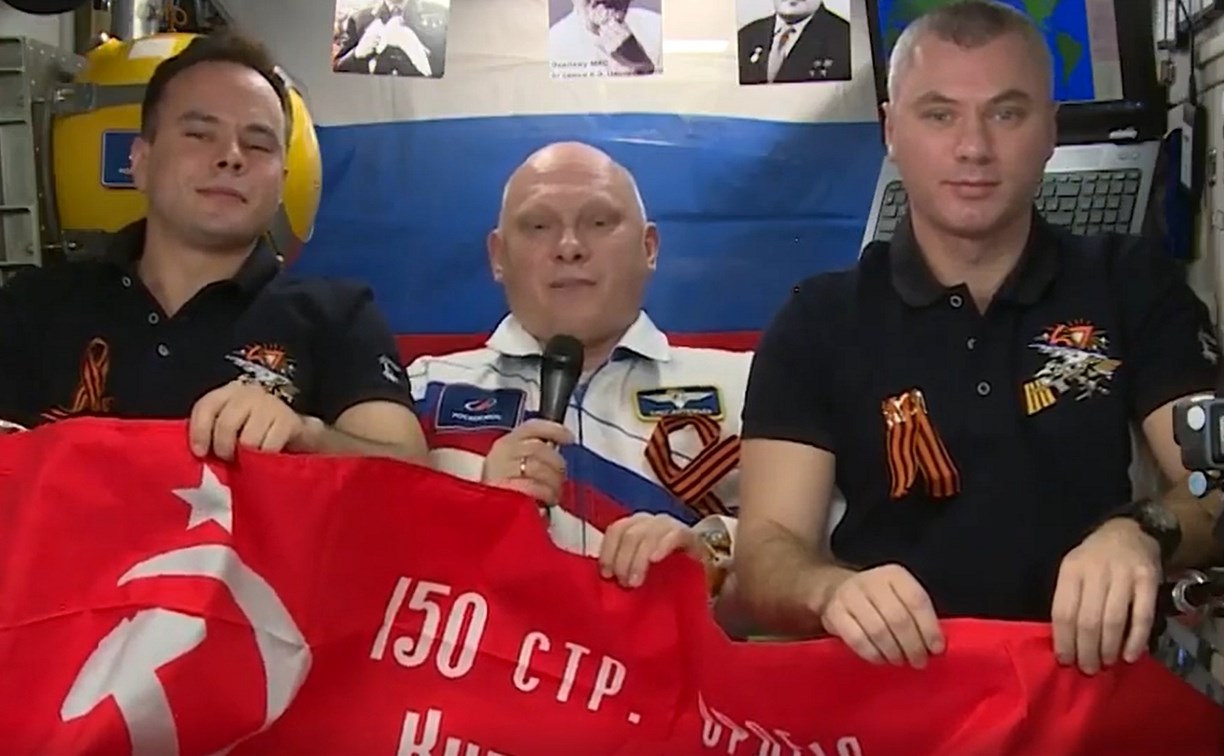 Космонавты поздравили россиян с Днём Победы с МКС