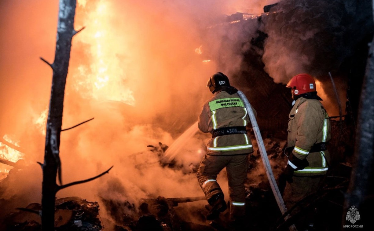 Двухэтажный гараж сгорел в Поронайске