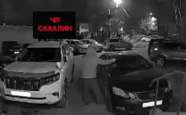 В Южно-Сахалинске "странный дядя" поглумился над машиной автохама и попал на видео