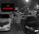 В Южно-Сахалинске "странный дядя" поглумился над машиной автохама и попал на видео