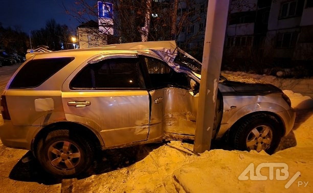 "Машину намотало на столб": Kia Sorento угнали из автосервиса в Южно-Сахалинске и разбили