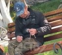 "Потому что есть хочу": сахалинец общипал мёртвого голубя на глазах у детей и спрятал в карман