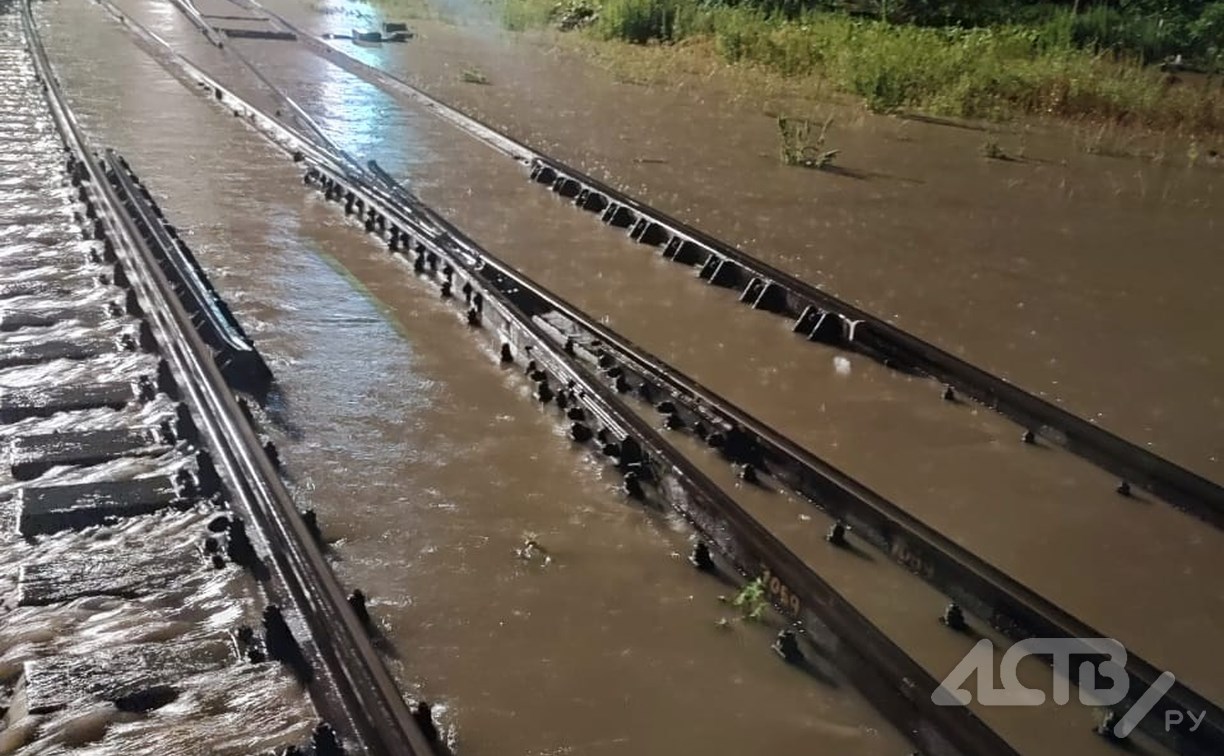 "Как вообще поезд пустили": рельсы в Томари затопило ещё ночью