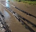"Как вообще поезд пустили": рельсы в Томари затопило ещё ночью