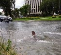 Сахалинские коммунальщики рассказали, почему на улице забил фонтан с кипятком 