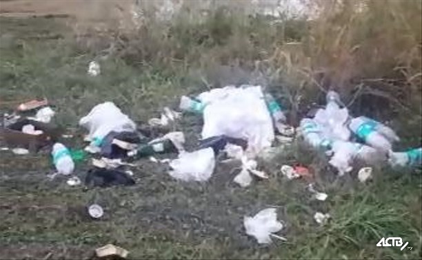 Сахалинец нашёл у реки кучу мусора и обвинил охрану