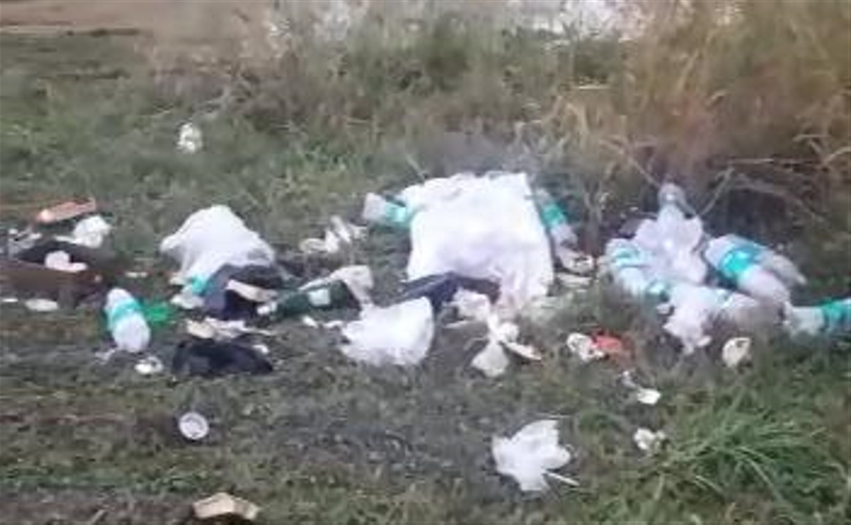 Сахалинец нашёл у реки кучу мусора и обвинил охрану