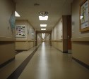 Дыры и трещины в стенах: прокурорская проверка в Холмской ЦРБ вылилась в четыре "административки"