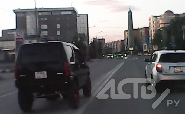 "На солнце перегрелись?": два автохама на одном участке дороги попали на видео в Южно-Сахалинске