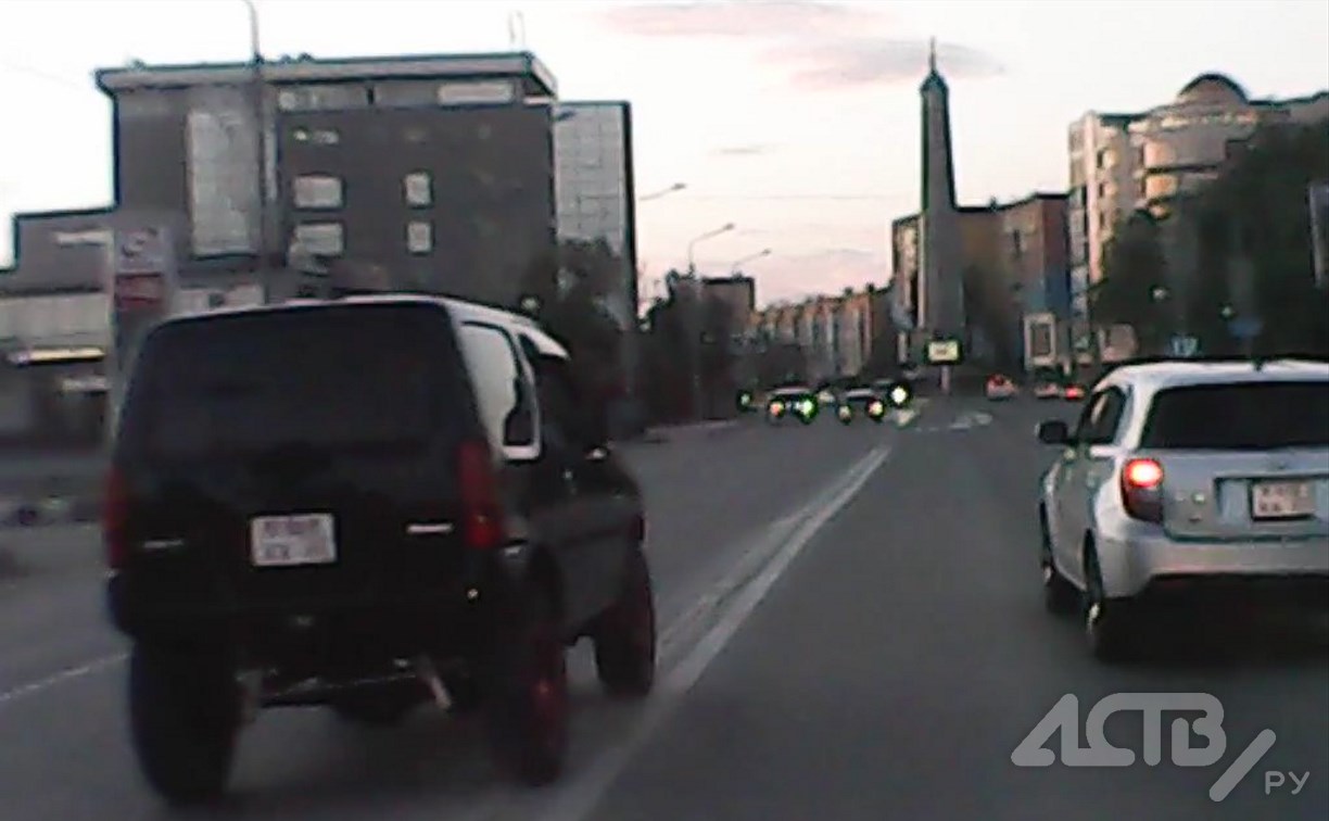 "На солнце перегрелись?": два автохама на одном участке дороги попали на видео в Южно-Сахалинске