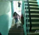 По факту нападения на девочку в подъезде собственного дома следователи начали проверку