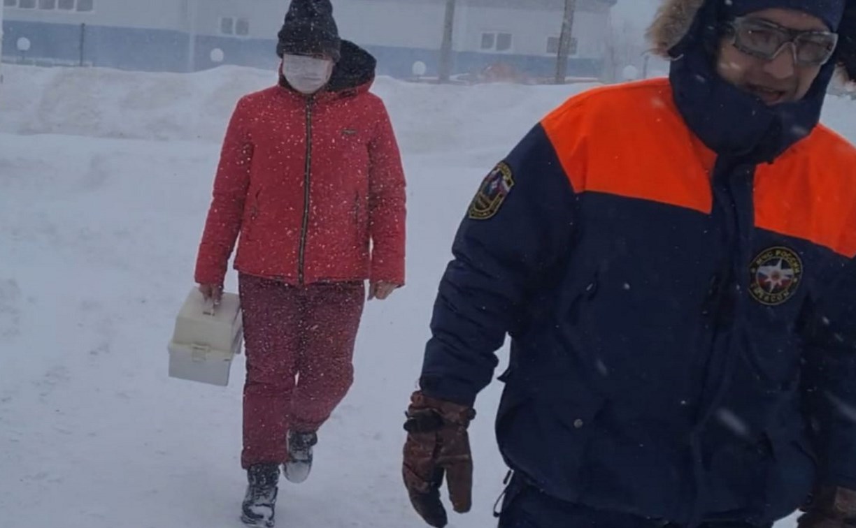 На Сахалине спасатели и волонтёры помогли медикам в метель добраться до детей с онкологией