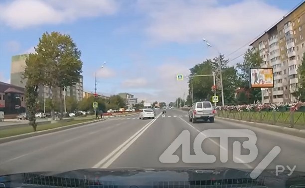 "Таксист или нет?": шустрый водитель на "Приусе" в Южно-Сахалинске за минуту нарушил несколько ПДД