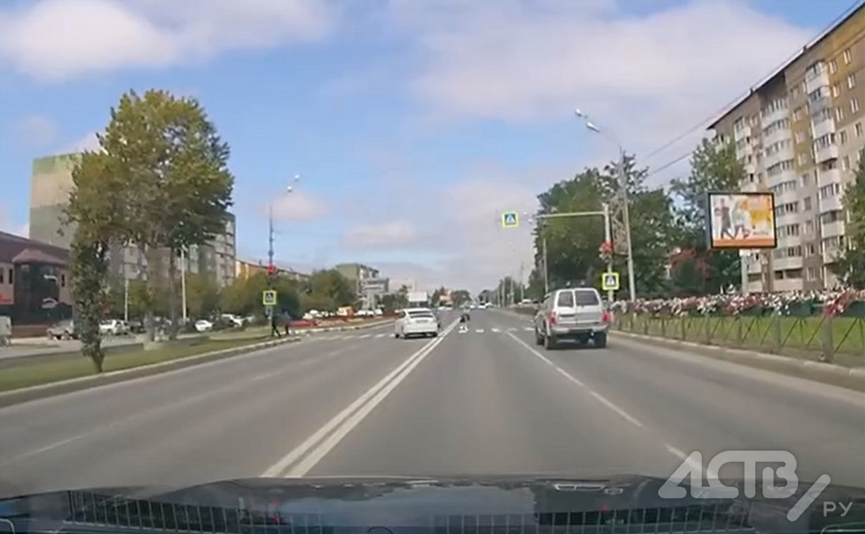 "Таксист или нет?": шустрый водитель на "Приусе" в Южно-Сахалинске за минуту нарушил несколько ПДД