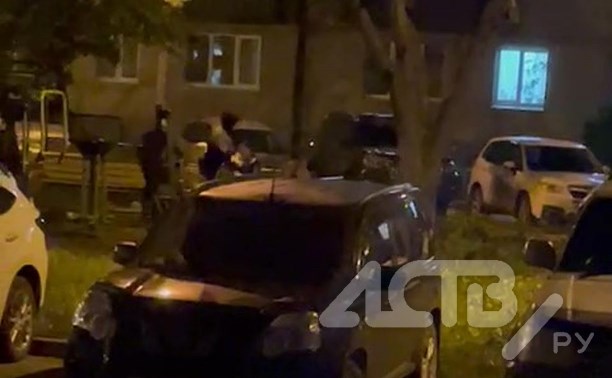Развесёлая компания ночью устроила дискотеку во дворе дома в Южно-Сахалинске