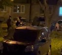 Развесёлая компания ночью устроила дискотеку во дворе дома в Южно-Сахалинске