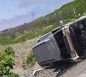 Автомобиль Subaru Legacy опрокинулся на сахалинской трассе, пострадал один человек