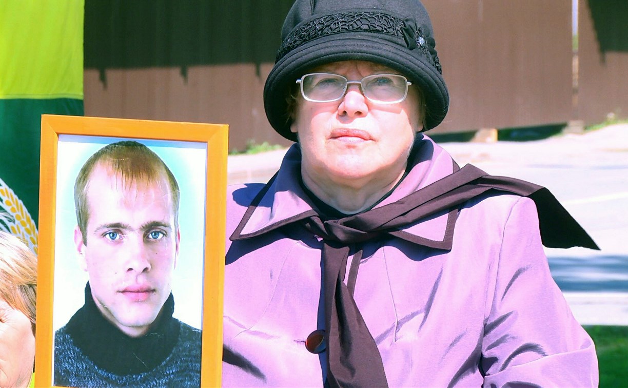 Жительница Долинска вышла на пикет, чтобы убийца ее сына был наказан