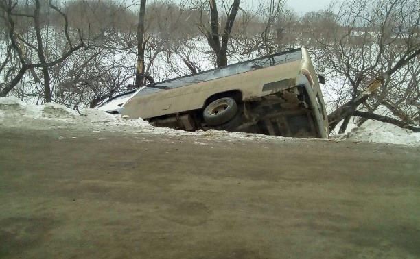 Рейсовый автобус улетел в кювет в Холмском районе