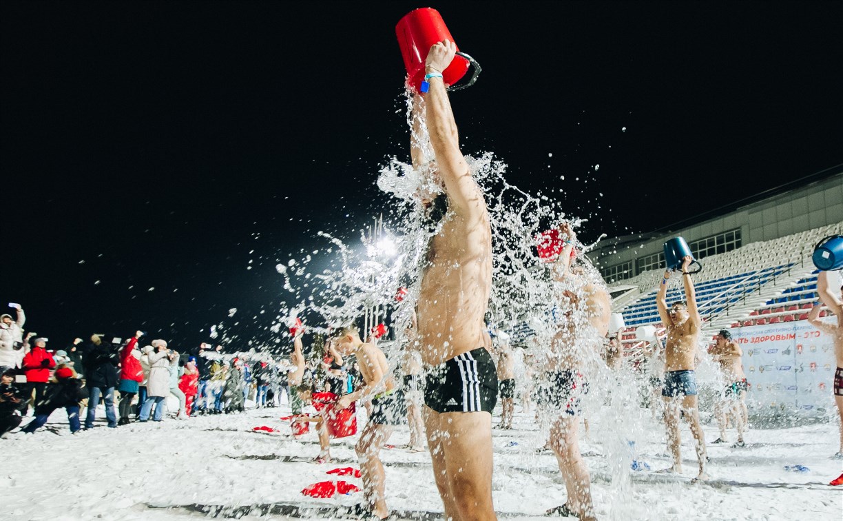 Сахалинцы массово обольются холодной водой на стадионе