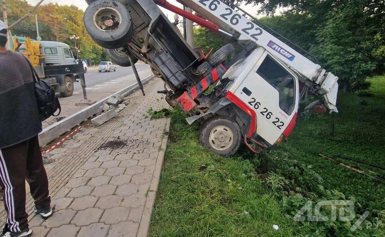 Кран-манипулятор в Южно-Сахалинске вылетел на тротуар, спускаясь с дороги на "Горный воздух"