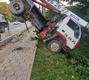 Кран-манипулятор в Южно-Сахалинске вылетел на тротуар, спускаясь с дороги на "Горный воздух"